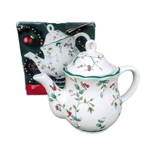 Pfaltzgraff Winterberry Sculpted Teapot 9" Christmas 4 Cup Capacity
